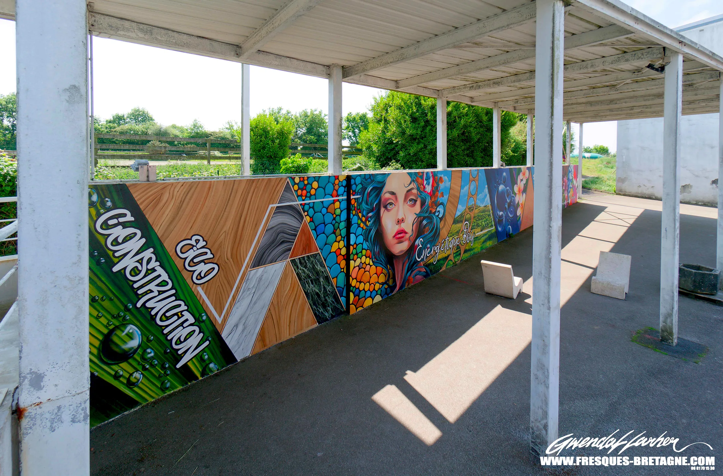 Fresque monumentale street art, vue d'ensemble du lycée de Pleyben, Bretagne